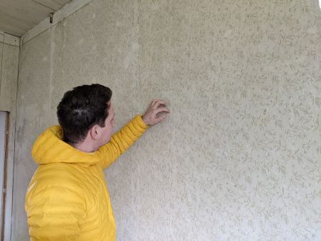 Historiker Christopher Horstmann betrachtet die Spuren in der ehemaligen KZ-Baracke und sucht Fotos und Objekte aus der Flüchtlingslagerzeit für eine Ausstellung in der ehemaligen KZ-Baracke (Foto: Kreismuseum Wewelsburg)